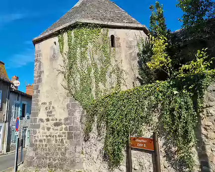 085 Le Chauffoir a été édifié entre 1631 et 1639, au moment de la reconstruction de la Maison-Dieu par la congrégation des Augustins réformés de Bourges.