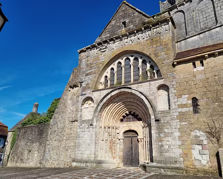087 L'église Saint-Laurent et Saint-Vincent appartient à l'ensemble monumental de la Maison-Dieu. Elle fut édifiée au cours du XIIe siècle. (église fermée).