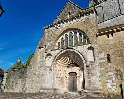 087 L'église Saint-Laurent et Saint-Vincent appartient à l'ensemble monumental de la Maison-Dieu. Elle fut édifiée au cours du XIIe siècle. (église fermée).