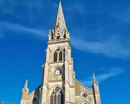 088 Église Saint-Martial de Montmorillon. elle fut reconstruite entre 1861 et 1881 dans le style néo-gothique. Seules la tour carrée et l'abside romane sud...