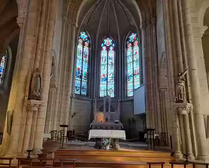 089 Les trois grandes verrières du sanctuaire ont été posées le 3 août 1876.