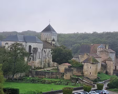 098 A gauche l'église Saint-Junien XIe – XVIIe siècles, à droite l'ancien logis abbatial XIe – XVIe siècles qui abrite les services de la mairie.