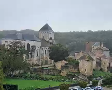 098 A gauche l'église Saint-Junien XIe – XVIIe siècles, à droite l'ancien logis abbatial XIe – XVIe siècles qui abrite les services de la mairie.