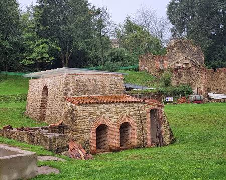 104 Une partie de la Tuilerie du Gué de L'Omme. Proche des gisements d'argile, des eaux du Miosson et du bois de la Garenne. Son existence serait certainement...