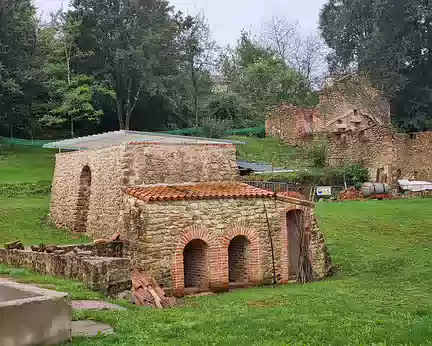 104 Une partie de la Tuilerie du Gué de L'Omme. Proche des gisements d'argile, des eaux du Miosson et du bois de la Garenne. Son existence serait certainement...