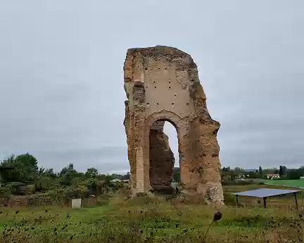 114 Cette tour est en réalité le dernier vestige en élévation d'un théâtre de 10 000 places, l'un des plus vastes de Gaule, bâti au 1er siècle. Il était plus grand...