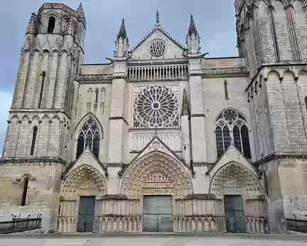 126 La Cathédrale Saint-Pierre de Poitiers. Construite à l'initiative d'Aliénor d'Aquitaine et d'Henri II Plantagenêt à partir de 1160, consacrée en 1379. Elle est...