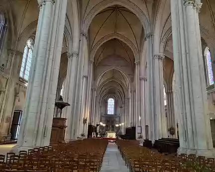 128 L'architecture de Saint-Pierre de Poitiers est typique d'une église – halle avec sa hauteur sous voûte quasi identique dans la nef et les bas-côtés : 30 mètres...