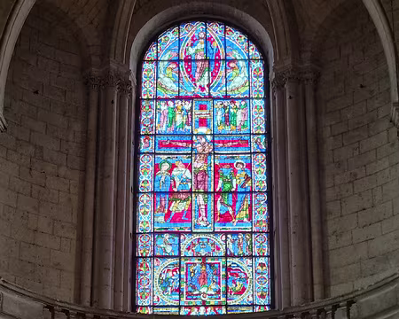 129 Vitrail de la crucifixion. C'est l'un des chefs-d'œuvre de l'art du vitrail médiéval français. Tout en bas du vitrail, le lobe inférieur représente les...
