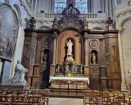 131 Retable dans le croisillon nord du transept. Il provient d'un couvent de la ville de Poitiers.