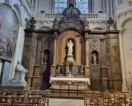 131 Retable dans le croisillon nord du transept. Il provient d'un couvent de la ville de Poitiers.