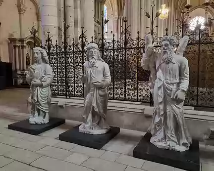 134 Trois des sept statues représentant les apôtres.