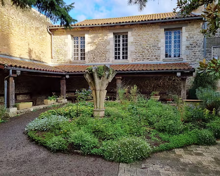 146 Cour avec préau. Possibilité d'y faire une retraite.