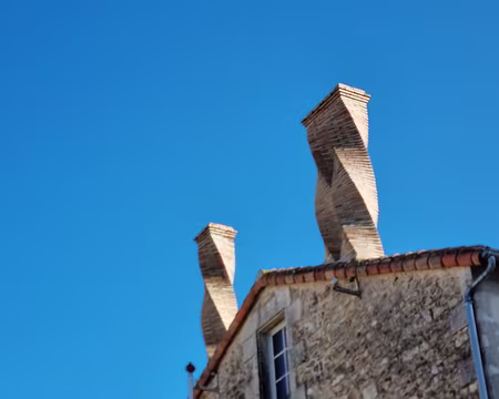 155 A proximité de l'Abbaye, l'on peut admirer des cheminées à la maçonnerie originale. Elles sont torsadées et vrillées.
