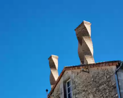 155 A proximité de l'Abbaye, l'on peut admirer des cheminées à la maçonnerie originale. Elles sont torsadées et vrillées.