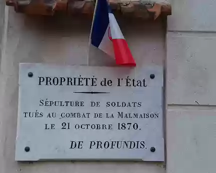 042 Au pied des côteaux des Gallicourts (rue du commandant Jacquot à Rueil-Malmaison), la sépulture commune de neuf soldats tués le 21 octobre 1870 dans les combats...