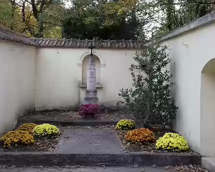 043 l’enclos funéraire a été construit par le père de Raoul de Kreuznach, en souvenir de son jeune fils, volontaire aux Francs-Tireurs de la Seine, mort ici à l’âge...