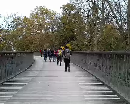 044 La passerelle des Gallicourts (Rueil-Malmaison) enjambe l’avenue Napoléon Bonaparte (route départementale 913) et relie les côteaux des Gallicourts à la plaine...