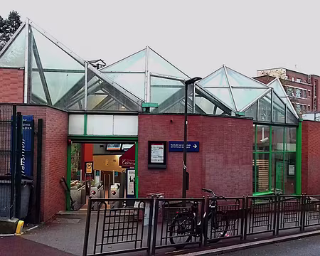 001 Départ de la gare de Suresnes - Mont Valérien (Hauts-de-Seine) pour une boucle de 8 km via les bords de Seine, Saint-Cloud, la vigne de Suresnes, et le mont...