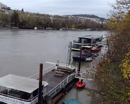 017 Traversée de la Seine par la passerelle de l’Avre. Au second plan, le mont Valérien (162 m d’altitude)