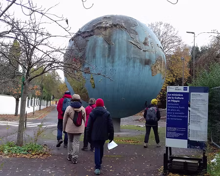 033 Mappemonde monumentale en béton (diamètre : 5 m) réalisée par Beaudoin et Lods en 1935. Elle est située à l’entrée de l’ancienne école de plein air, rue de la...