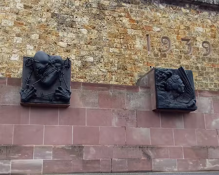 037 Deux des seize hauts-reliefs en bronze évoquant chacun un fait d’armes de la France combattante