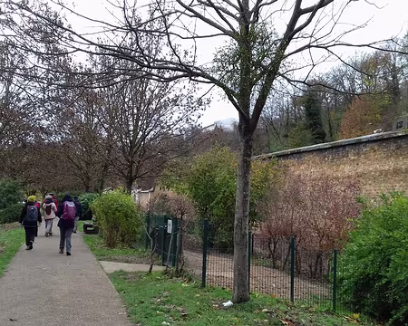 049 Le chemin longe le mur d’enceinte de la forteresse