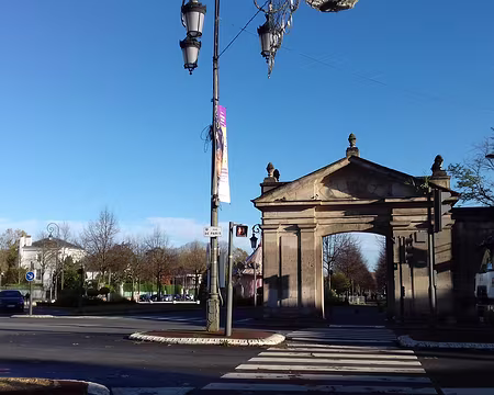 004 L’une des deux portes monumentales à l’entrée du « Grand Parc » (XVIIème siècle). Œuvre de François Mansart