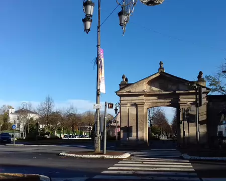 004 L’une des deux portes monumentales à l’entrée du « Grand Parc » (XVIIème siècle). Œuvre de François Mansart