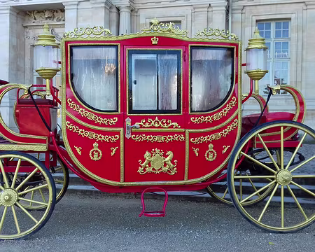 008 Carrosse installé dans la cour d’honneur du château pour le spectacle de théâtre immersif « la Belle et la Bête »