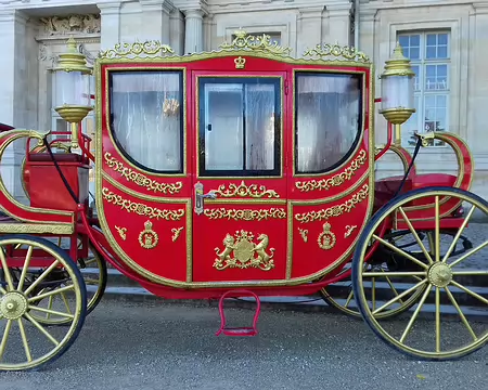 008 Carrosse installé dans la cour d’honneur du château pour le spectacle de théâtre immersif « la Belle et la Bête »