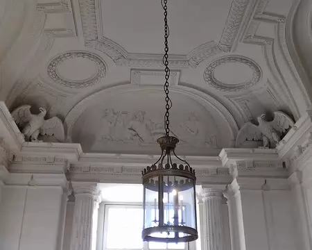 012 Le vestibule d’honneur à l’entrée du château. Les aigles, rapaces au « long œil », rappellent le nom du propriétaire Longueil