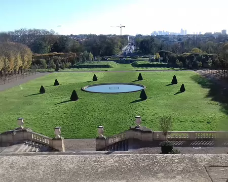 014 Le jardin à la française et la perspective vers la Seine. Au loin, le quartier de la Défense