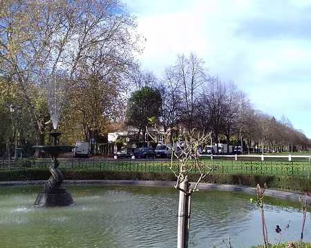 020 Bassin circulaire au dauphin (1838) sur la place Marine, avenue Albine