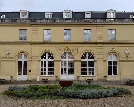 037 Le château du Val, pavillon de chasse de Louis XIV, abrite aujourd’hui un hôtel 4 étoiles