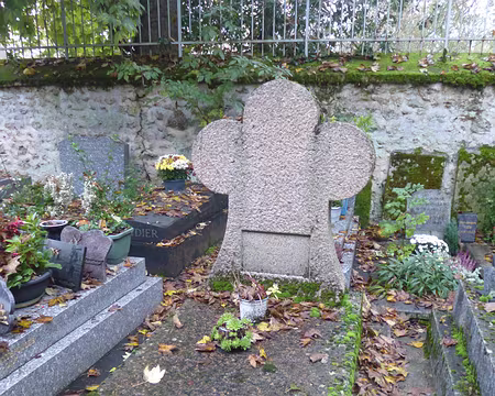 P1200168 Tombe de Foujita (1886-1968), peintre, Villiers-le-Bâcle. Ses cendres reposent dans la chapelle construite à Reims en 1966, dont il a fait la décoration.