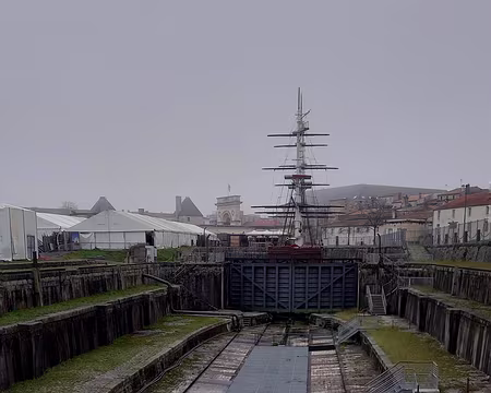 20241228_133726-01 Forme de Radoub Napoléon 3. Derrière la forme, on voit l'accro-mâts, parc aventure et la porte du Soleil.