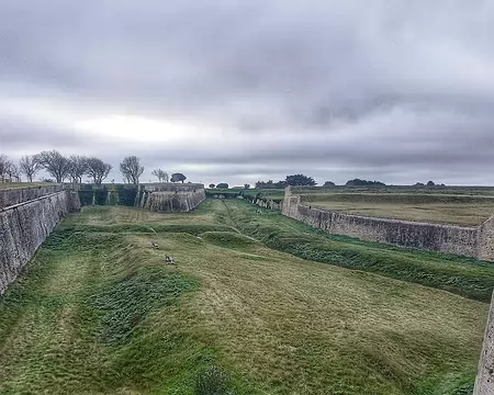 20241231_152645-01 Les fossés des remparts, à l'ouest. À l'est on trouve la prison.