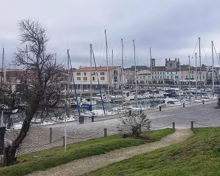 20241231_153612-01 Saint-Martin-de-Ré, le port à flot fermé par une écluse.