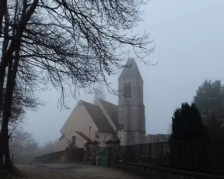 017 L’église de Saint-Nom est située en dehors du village, dans une clairière du bois de Saint-Benoît