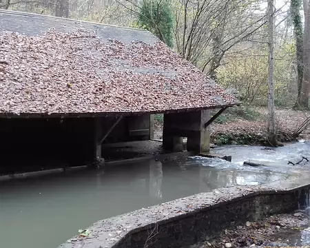 025 L’ancien lavoir de Maincourt a été créé sur l’Yvette au XIIIème siècle par le seigneur Guy de Lévis. Le lavoir actuel date du XIXème siècle