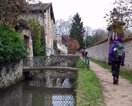 045 Les tanneurs, installés le long du canal de l’Yvette à Chevreuse, travaillaient le cuir souple des chevreaux