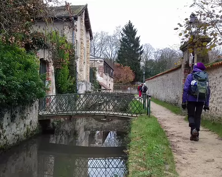 045 Les tanneurs, installés le long du canal de l’Yvette à Chevreuse, travaillaient le cuir souple des chevreaux