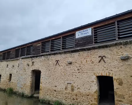 033 Entièrement restauré lors de la transformation de la propriété en logements privés, la bâtiment à été cédé à la Commune et sert aujourd'hui de salle...