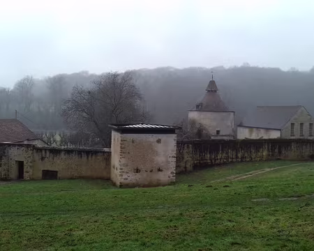 016 L’imposant pigeonnier (début XIIIème siècle) est le seul bâtiment médiéval qui subsiste. L’abbaye cistercienne de Port-Royal a été détruite par ordre du roi...