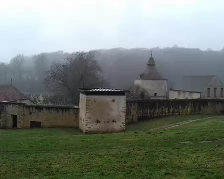 016 L’imposant pigeonnier (début XIIIème siècle) est le seul bâtiment médiéval qui subsiste. L’abbaye cistercienne de Port-Royal a été détruite par ordre du roi...