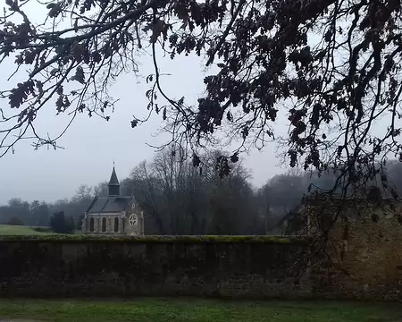 017 L’oratoire néogothique a été construit en 1891 à l’emplacement du chevet de l’ancienne église abbatiale