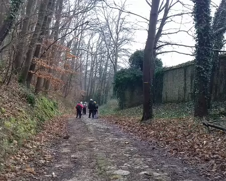 022 Le chemin Jean Racine le long du mur d’enceinte de l’abbaye