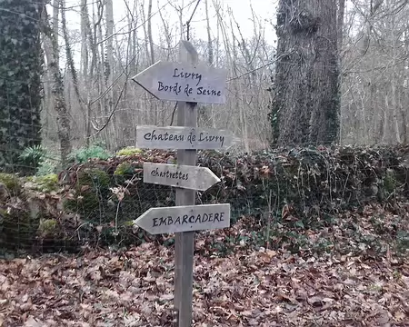 029 Direction le château de Livry, au nord du parc