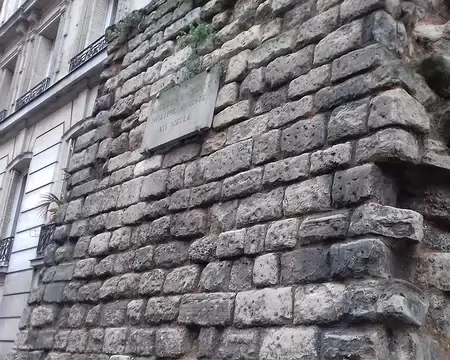 003 Vestiges de l’enceinte de Philippe Auguste (XIIème siècle) dans la rue Clovis